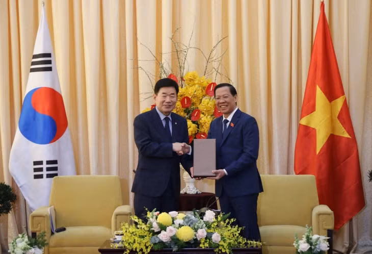 Le président du comité populaire de Hô Chi Minh-ville, Phan Van Mai, reçoit le président de l'Assemblée nationale sud-coréen Kim Jin Pyo. Photo : daibieunhandan.vn