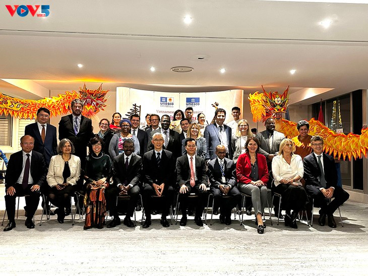 Lors de la soirée culturelle vietnamienne au siège de l’organisme à Paris. Photo : VOV.