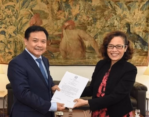 Le nouvel ambassadeur du Vietnam au Brésil, Bùi Van Nghi, et la vice-ministre permanente brésilienne des Affaires étrangères, Maria Laura da Rocha. Photo : VNA.