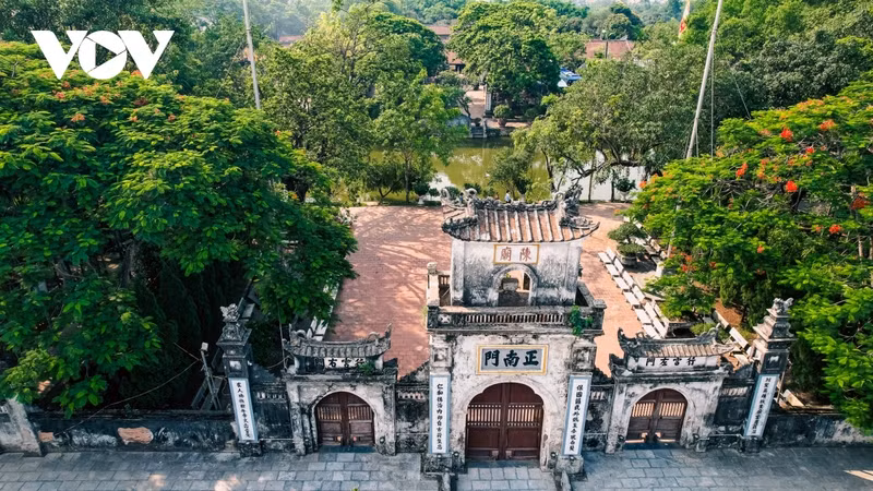 Le site de reliques du temple Trân a été construit en 1695. C’est le lieu de culte de 14 rois, de leurs familles et des mandarins avec des services méritoires de la dynastie Trân. Le site de reliques du temple Trân comprend 3 zones principales qui sont le temple Co Trach, le temple Thiên Truong et le temple Trung Hoa.