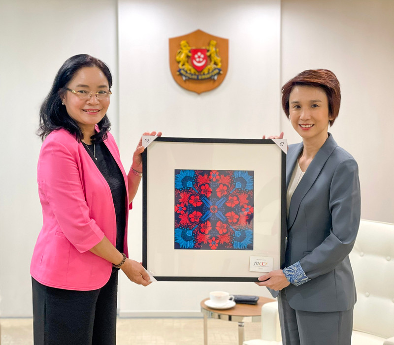 La vice-ministre vietnamienne de la Culture, des Sports et du Tourisme, Trinh Thi Thuy (à gauche) et Low Yen Ling, secrétaire d’État, Ministère de la Culture, de la Communauté et de la Jeunesse de Singapour. Photo : thoidai.com.vn