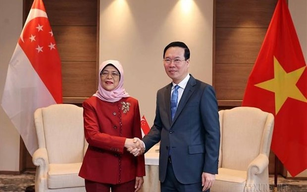 Le Président du Vietnam, Vo Van Thuong (à droite), rencontre la Présidente singapourienne, Halimah, Jacob le 5 mai 2023 à Londres. Photo : VNA.
