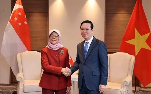 Le Président du Vietnam, Vo Van Thuong (à droite), rencontre la Présidente singapourienne, Halimah, Jacob le 5 mai 2023 à Londres. Photo : VNA.
