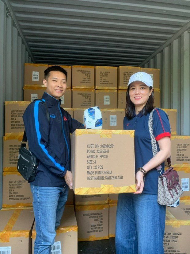 Le Vietnam reçoit plus de 50 000 ballons donnés par la FIFA pour soutenir le programme de football scolaire du pays. Photo : vff.org.vn