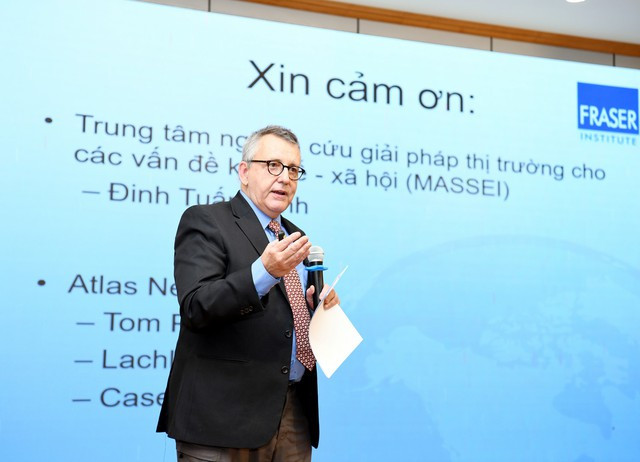 Le docteur Fred McMahon de l'Institut Fraser du Canada lors du séminaire. Photo : VGP.