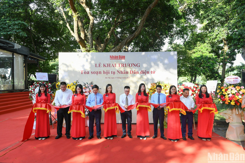 Cérémonie d’inauguration de la salle de presse convergente du Nhân Dân en ligne. Photo : NDEL.