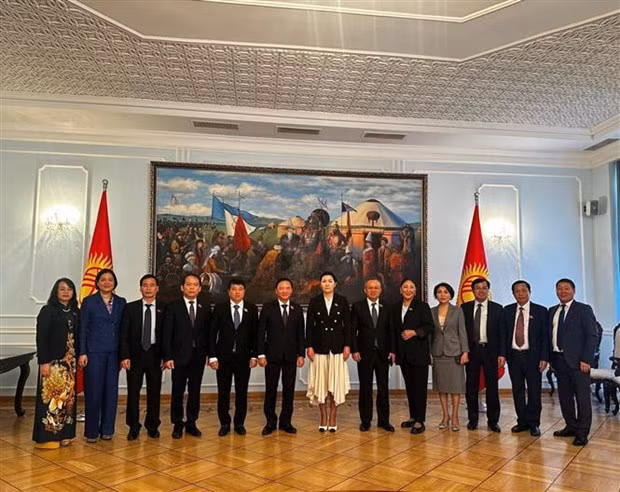 Le Vice-Président de l'AN Nguyên Khac Dinh (6e de gauche à droite), la vice-présidente du Conseil suprême du Kirghizistan, Dzhamilia Isaeva (7e de gauche à droite), et les délégués participant à l'entretien. Photo: VNA
