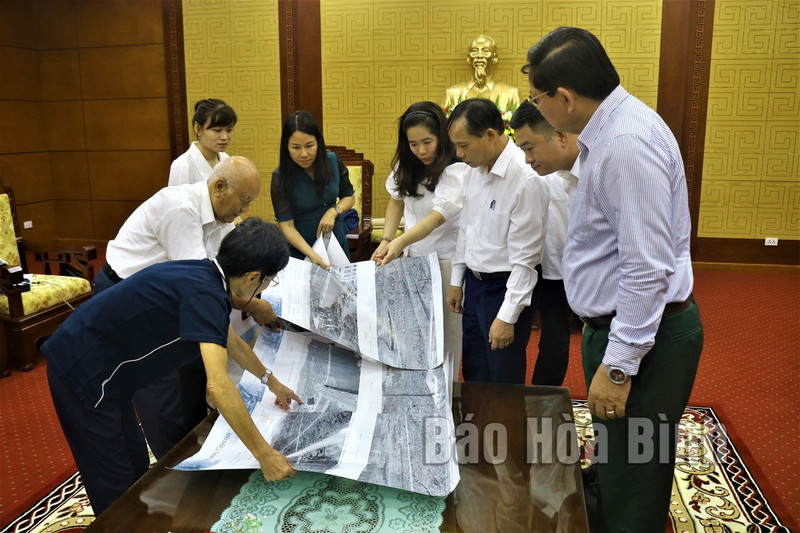 Lors de la séance de travail. Photo : baohoabinh.vn