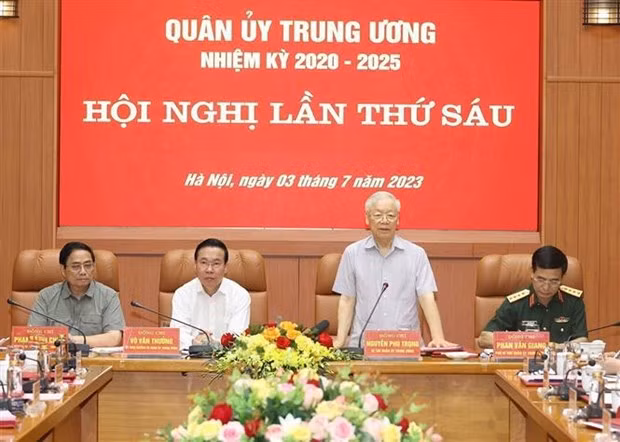 Le Secrétaire général du PCV, Nguyên Phu Trong (debout), également secrétaire de la Commission militaire centrale, préside la 6e conférence du mandat 2020 - 2025 de ladite commission. Photo : VNA.