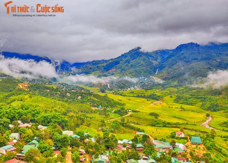 La culture du peuple Xo Dang couvre les arts visuels, dont un style architectural typique des maisons communales et les instruments de musique traditionnelle, les chants et les danses folkloriques. Photo : Tri thuc & Cuôc sông.