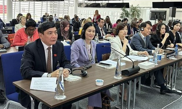 Bùi Van Cuong, secrétaire général de l’Assemblée nationale (AN) et président du Bureau de l’AN, lors de la conférence. Photo : VNA.