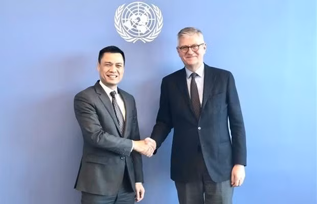 Le Secrétaire général adjoint de l’ONU, Jean-Pierre Lacroix (à droite), et le chef de la Mission permanente du Vietnam à l’ONU, Dang Hoàng Giang, à New York, le 16 janvier. Photo : VNA.