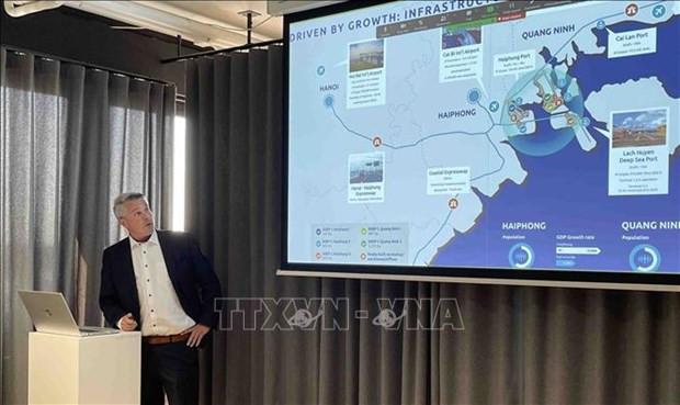 Le représentant du groupe de la ZI DEEP C présente les activités de son groupe au Vietnam. Photo : VNA