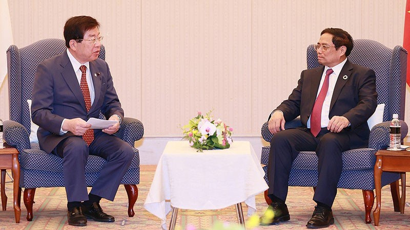 Le Premier ministre vietnamien, Pham Minh Chinh (à droite) recevant le membre de la Chambre des Représentants Hiroshi Hiraguchi et d’autres membres de la Diète du Japon, à Hiroshima, le 21 mai. Photo : VNA.