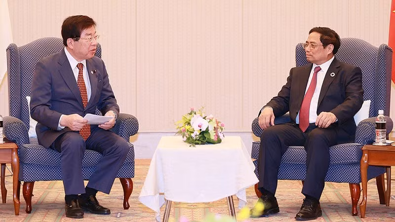 Le Premier ministre vietnamien, Pham Minh Chinh (à droite) recevant le membre de la Chambre des Représentants Hiroshi Hiraguchi et d’autres membres de la Diète du Japon, à Hiroshima, le 21 mai. Photo : VNA.