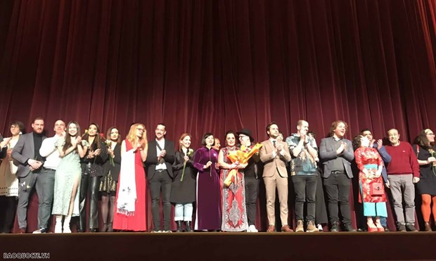 Artistes et membres de l'équipe de production. Photo: baoquocte.vn