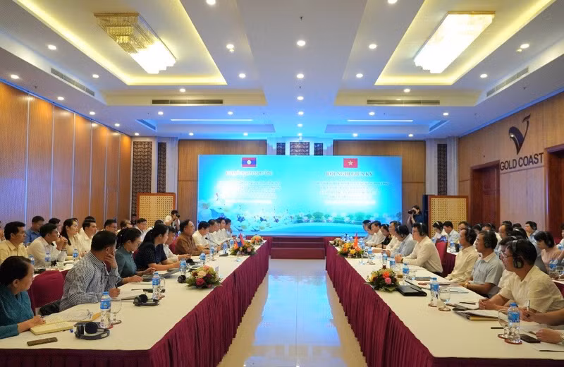 Conférence à mi-mandat sur la mise en œuvre de l'accord de coopération bilatérale pour la période 2021 - 2025 et de l'accord sur le plan de coopération pour 2023 du Comité de Coopération Vietnam - Laos. Photo : thoidai.com.vn