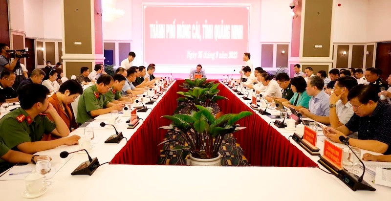 Séance de travail entre le Vice-Premier ministre Trân Luu Quang et les autorités de la province septentrionale de Quang Ninh. Photo : NDEL.
