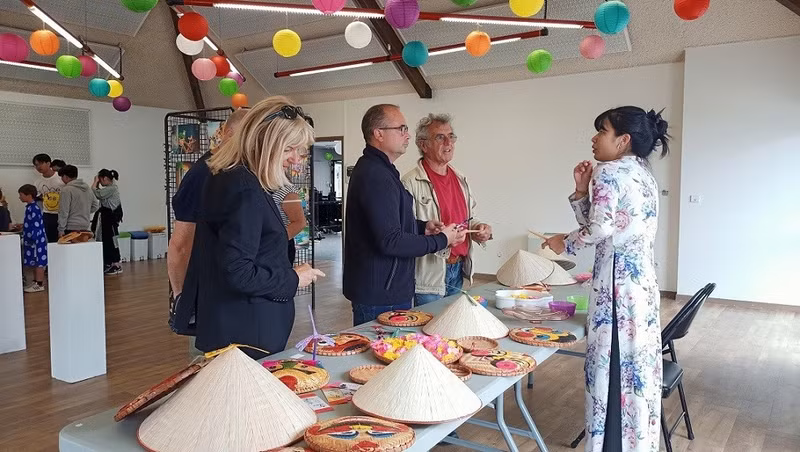 En venant au Festival du Vietnam, les visiteurs peuvent également s’essayer à de nombreuses activités telles que la décoration de nattes de bambou. Photo : VNA. En venant au Festival du Vietnam, les visiteurs peuvent également s’essayer à de nombreuses activités telles que la décoration de nattes de bambou. Photo : VNA.