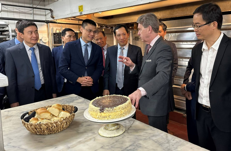 Le directeur général de l’hôtel Omni Parker House, John Murtha, présente un certain nombre de documents et d’objets liés au Président Hô Chi Minh. Photo : baoquaocte.vn