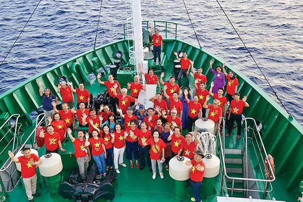 Plus de 40 Vietnamiens d'outre-mer de 17 pays du monde ont visité le district insulaire de Truong Sa et la maison de forage DK1, en mai 2022. Photo : NDEL