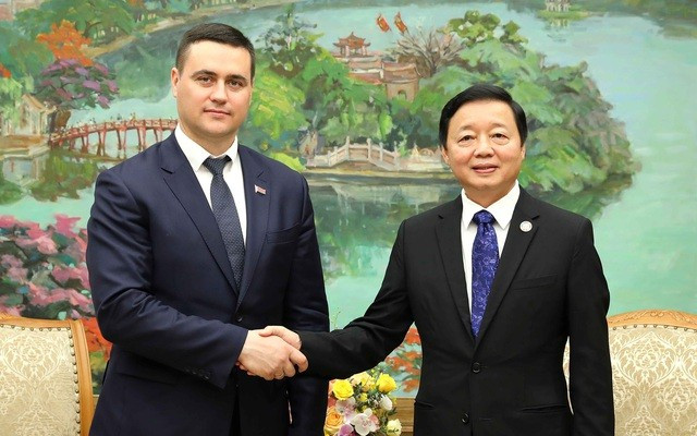 Le Vice-Premier ministre vietnamien, Trân Hông Hà (à droite), et le ministre biélorusse de l’Éducation, Andrei I. Ivanets, le 15 juin à Hanoi. Photo : thoidai.com.vn