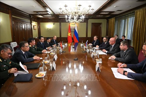 Le général de corps d'armée Hoàng Xuân Chiên a rendu une visite de courtoisie au vice-Premier ministre de Russie, Dmitry Chernyshenko. Photo : VNA