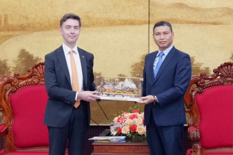 Le vice-président permanent du Comité populaire de la ville, Hô Ky Minh (à droite) et l'ambassadeur de l'UE au Vietnam, Julien Guerrier. Photo : danang.gov.vn