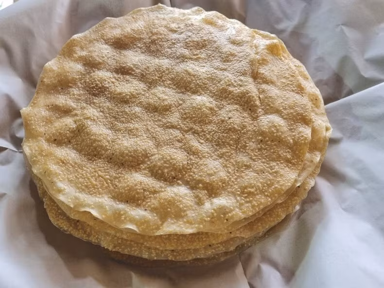 La galette de riz Tuy Loan est plus croustillante que les autres. Photo : NDEL La galette de riz Tuy Loan est plus croustillante que les autres. Photo : NDEL