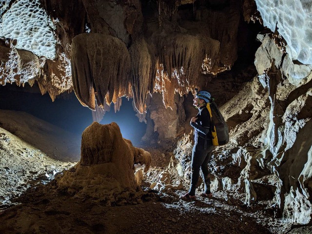 Dans une grotte récemment trouvée. Photo : toquoc.vn