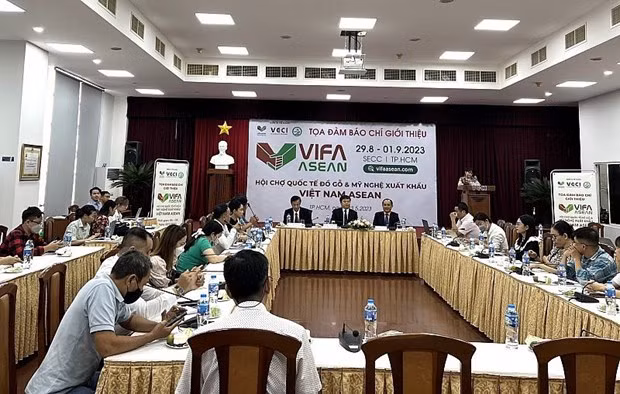 Conférence de presse sur le premier salon international du meuble et des décorations pour la maison de l'ASEAN au Vietnam. Photo : congthuong.vn