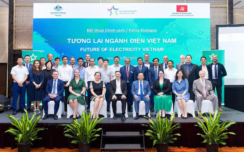 Des délégués vietnamiens et australiens lors du dialogue politique sur l’avenir de l’électricité du Vietnam. Photo : baoquocte.vn