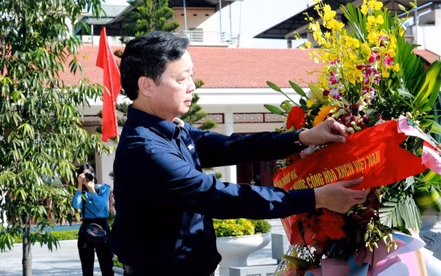 Le Vice-Premier ministre Trân Hông Hà rend hommage à l’ancien secrétaire général du Parti communiste du Vietnam Nguyên Van Cu. Photo : VGP.