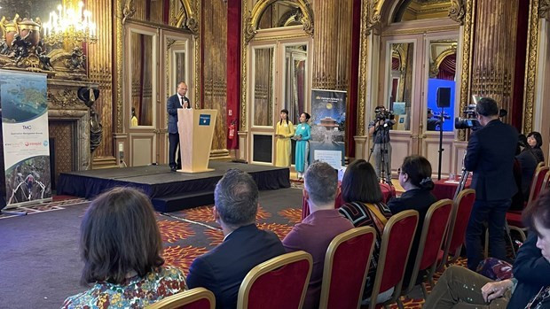 L'ambassadeur du Vietnam en France prend la parole lors de la conférence "Redécouverte du Vietnam", le 21 juin à Paris. Photo : VNA.
