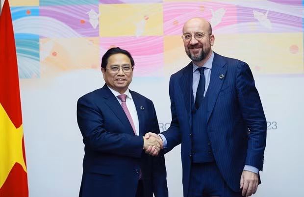 Le Premier ministre vietnamien, Pham Minh Chinh (à gauche), et le Président du Conseil européen, Charles Michel, se serrent la main, le 20 mai à Hiroshima, au Japon. Photo : VNA.