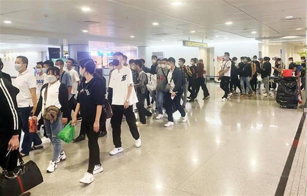 Soixante des citoyens secourus d’un établissement de jeu aux Philippines retournent au Vietnam. Photo : VNA.