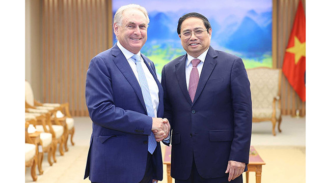 Le Premier ministre Pham Minh Chinh (à droite) reçoit le ministre australien du Commerce et du Tourisme Don Farrell. Photo : VNA