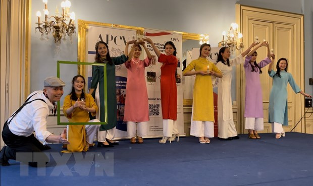 Une représentation d'ao dai. Photo : VNA.