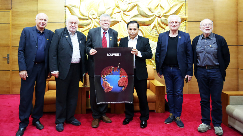 Trân Dac Loi (3e à partir de la droite) et Pierre Gréga (3e à partire de la gauche), lors de leur rencontre. Photo : thoidai.com.vn