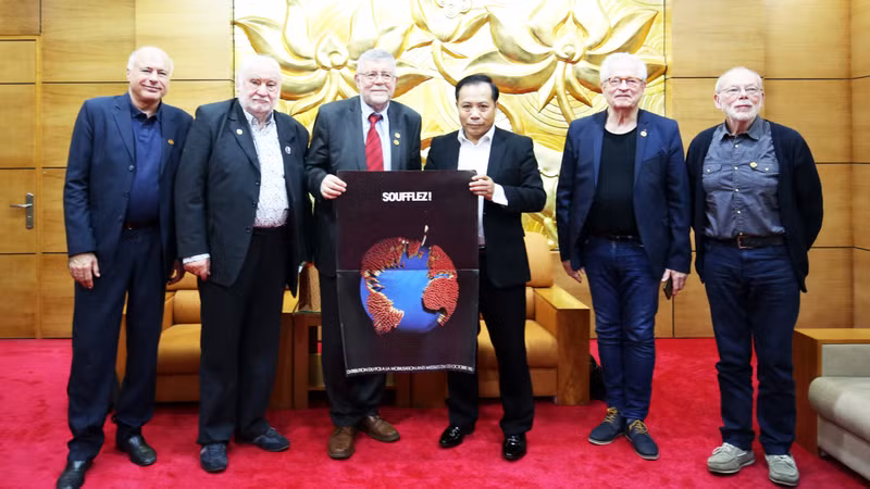 Trân Dac Loi (3e à partir de la droite) et Pierre Gréga (3e à partire de la gauche), lors de leur rencontre. Photo : thoidai.com.vn