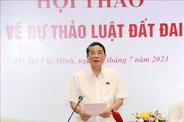 Le vice-président de l'Assemblée nationale du Vietnam, Nguyên Duc Hai, s'exprime au colloque. Photo : VNA.