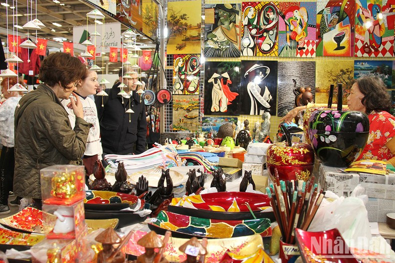 Dans un stand vietnamien lors de la Foire de Paris, en France. Photo : NDEL.