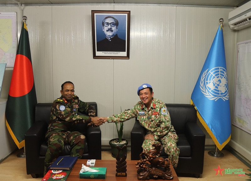 Le colonel Nguyên Viêt Hùng (à droite) rencontre le commandant adjoint de la Force de la FISNUA, le général de brigade, Abu Syed Mohammod Bakir. Photo : qdnd.vn