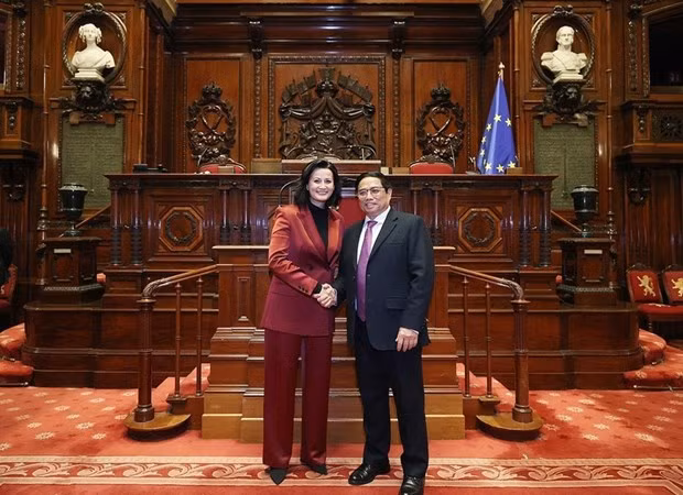 Le Premier ministre vietnamien, Pham Minh Chinh (à droite) et la Présidente du Sénat belge Stephanie D'Hose, à Bruxelles l'année dernière. Photo : VNA.