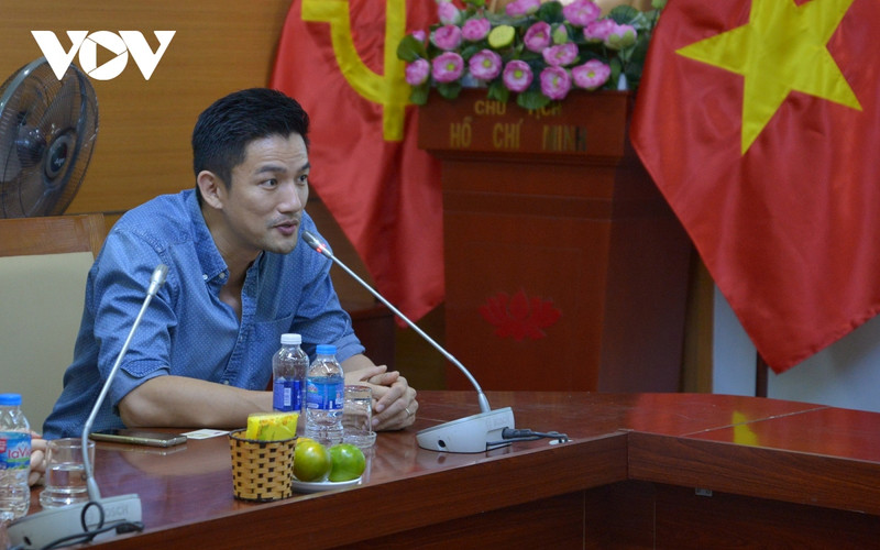 Le directeur de Google en charge du Vietnam, Marc Woole, lors de la séance de travail avec les responsables de la VOV à Hanoi. Photo : VOV.