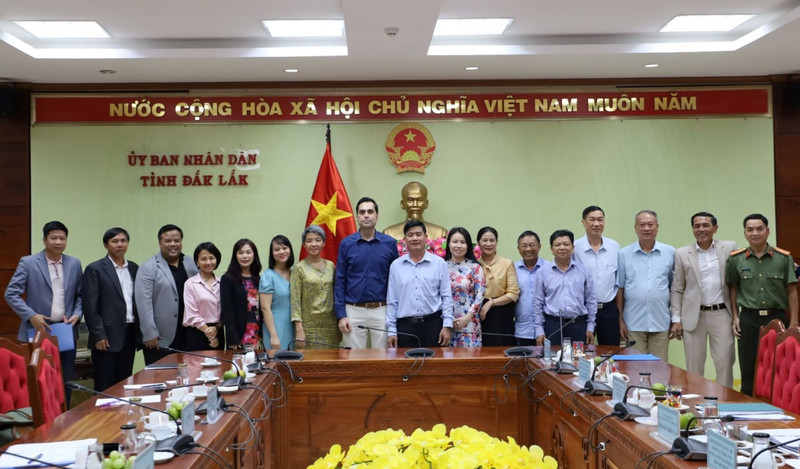 Lors de la séance de travail entre le Comité populaire de la province de Dak Lak et la délégation de l'organisation internationale CARE. Photo : thoidai.com.vn