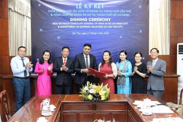 Signature de l’accord de coopération entre Cân Tho et le Consulat général de l'Inde à Hô Chi Minh-Ville. Photo : VNA.