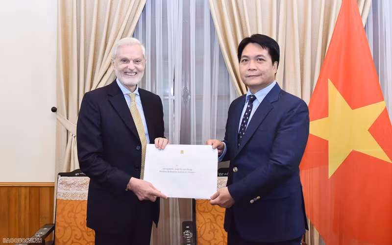 L’ambassadeur Nguyên Viêt Dung, directeur du Département du Protocole d’État du Vietnam (à droite) et l’ambassadeur du Portugal au Vietnam, Joao-Bernardo Weinstein. Photo : baoquocte.vn