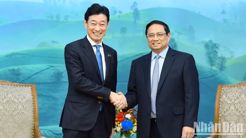 Le Premier ministre Pham Minh Chinh (à droite) et le ministre japonais de l'Économie, du Commerce et de l'Industrie, Nishimura Yasutoshi. Photo : VNA.