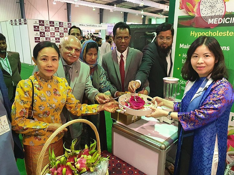 Dans le stand vietnamien lors de la Foire internationale « My Karachi-Oasis of Harmony » 2023. Photo : congthuong.vn
